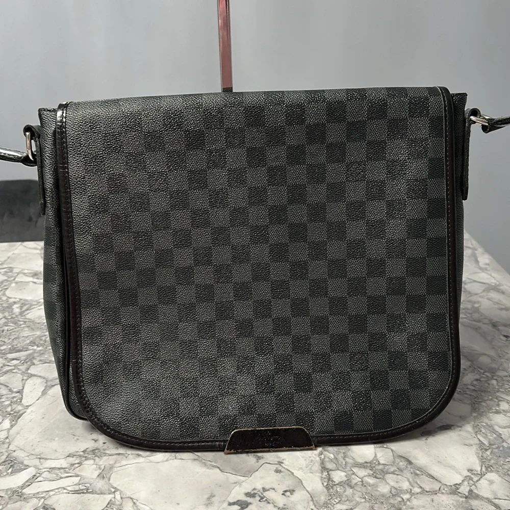 Authentic Louis Vuitton Damier Graphite Shoulder Bag MM Messenger bag